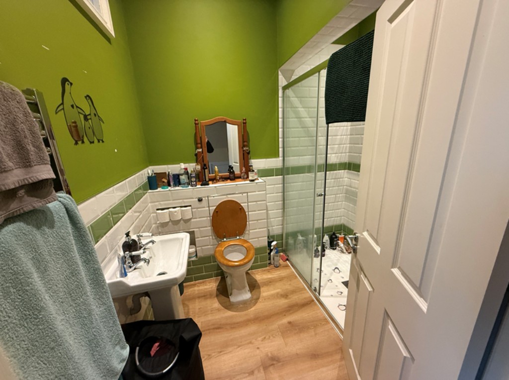 Lot: 72 - FREEHOLD COMMERCIAL & RESIDENTIAL BLOCK - 